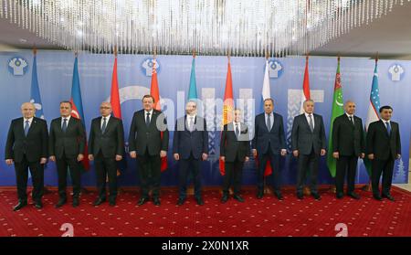 Minsk, Bielorussia. 12 aprile 2024. I partecipanti alla riunione del Consiglio dei ministri degli Esteri della Comunità degli Stati indipendenti (CSI) posano per una foto di gruppo a Minsk, Bielorussia, 12 aprile 2024. Venerdì si è tenuta a Minsk la riunione del Consiglio dei ministri degli Esteri della CSI. Secondo il sito ufficiale della CSI, in un formato ristretto, i capi delle agenzie per gli affari esteri si sono scambiati opinioni sulle questioni attuali sull'agenda internazionale e sull'interazione nel formato Commonwealth. Crediti: Henadz Zhikov/Xinhua/Alamy Live News Foto Stock