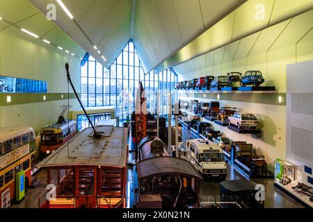 Glasgow, Regno Unito - 6 dicembre 2023: Vista interna del Riverside Museum di Zaha Hadid Architect nella zona Yorkhill di Glasgow, Scozia. Museo di Transpo Foto Stock