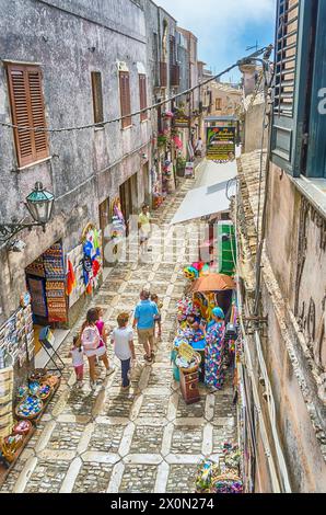 ERICE, ITALIA - AGOSTO 29: Antica strada medievale lastricata in pietra nella città di Erice, Sicilia, Italia, come visto il 29 agosto 2014 Foto Stock