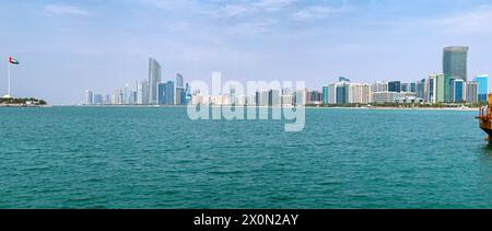 Vista panoramica della città di Abu Dhabi con il mare e dei grattacieli dalla Corniche sul lungomare negli Emirati Arabi Uniti Foto Stock