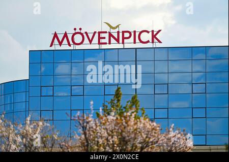 SAMARKAND - Mar 27: Facciata e logotipo del Movenpick Hotel a Samarcanda il 27 marzo. 2024 in Uzbekistan. Foto Stock