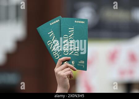 Liverpool, Regno Unito. 13 aprile 2024. Le carte di gara casuali Grand National Day sono in vendita durante il Randox Grand National Day 2024 all'Aintree Racecourse, Liverpool, Regno Unito, 13 aprile 2024 (foto di Mark Cosgrove/News Images) a Liverpool, Regno Unito, il 4/13/2024. (Foto di Mark Cosgrove/News Images/Sipa USA) credito: SIPA USA/Alamy Live News Foto Stock