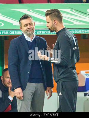 Nenad Bjelica , Union Berlin Trainer arrabbiato con Daniel Schlager, 4 . Arbitro nella partita FC AUGSBURG - 1. FC Union Berlin 2-0 il 12 aprile 2024 ad Augusta, Germania. Stagione 2023/2024, 1.Bundesliga, FCA, giorno di partita 29, 29.Spieltag fotografo: Immagini ddp / STAR-images - LE NORMATIVE DFL VIETANO QUALSIASI USO DI FOTOGRAFIE come SEQUENZE DI IMMAGINI e/o QUASI-VIDEO - Foto Stock