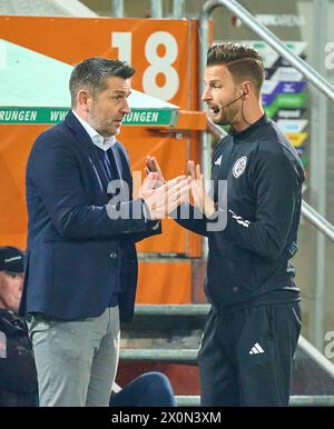 Nenad Bjelica , Union Berlin Trainer arrabbiato con Daniel Schlager, 4 . Arbitro nella partita FC AUGSBURG - 1. FC Union Berlin 2-0 il 12 aprile 2024 ad Augusta, Germania. Stagione 2023/2024, 1.Bundesliga, FCA, giorno di partita 29, 29.Spieltag fotografo: Immagini ddp / STAR-images - LE NORMATIVE DFL VIETANO QUALSIASI USO DI FOTOGRAFIE come SEQUENZE DI IMMAGINI e/o QUASI-VIDEO - Foto Stock