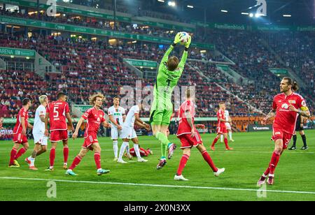 Frederik Roennow, Union Berlin 1 Christopher TRIMMEL, Union Berlin 28 Alex Kral, Union Berlin 33 nella partita FC AUGSBURG - 1. FC Union Berlin 2-0 il 12 aprile 2024 ad Augusta, Germania. Stagione 2023/2024, 1.Bundesliga, FCA, giorno di partita 29, 29.Spieltag fotografo: Immagini ddp / STAR-images - LE NORMATIVE DFL VIETANO QUALSIASI USO DI FOTOGRAFIE come SEQUENZE DI IMMAGINI e/o QUASI-VIDEO - Foto Stock