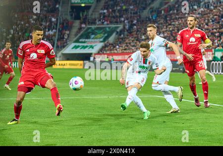 Mats PEDERSEN, FCA 3 competono per il pallone, tackle, duello, header, zweikampf, azione, lotta contro Danilho Doekhi, Union Berlin 5 nella partita FC AUGSBURG - 1. FC Union Berlin 2-0 il 12 aprile 2024 ad Augusta, Germania. Stagione 2023/2024, 1.Bundesliga, FCA, giorno di partita 29, 29.Spieltag fotografo: Immagini ddp / STAR-images - LE NORMATIVE DFL VIETANO QUALSIASI USO DI FOTOGRAFIE come SEQUENZE DI IMMAGINI e/o QUASI-VIDEO - Foto Stock