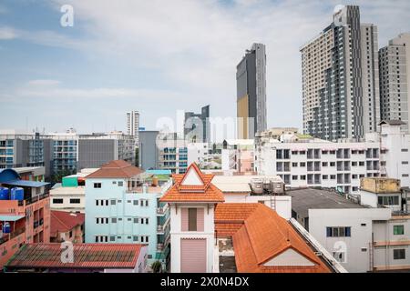 Fotografia che guarda attraverso i tetti della città di Pattaya, Thailandia. Preso da Soi Buakhao guardando verso la zona della spiaggia. Foto Stock