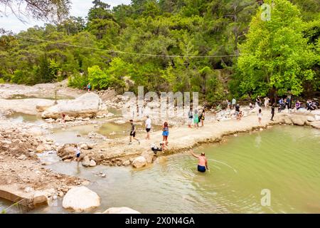 I turisti si fermano per fare un tuffo in una piscina artificiale nel Goynuk Canyon vicino ad Antalya in Turchia Foto Stock