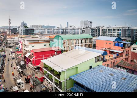 Fotografia che guarda attraverso i tetti della città di Pattaya, Thailandia. Preso da Soi Buakhao guardando verso la zona della spiaggia. Foto Stock