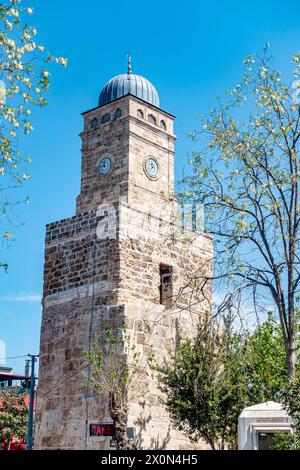 Antalya Saat Kulesi, la torre dell'orologio bizantina che è un punto di riferimento locale nella città vecchia di Antalya in Turchia, vista contro un cielo blu Foto Stock