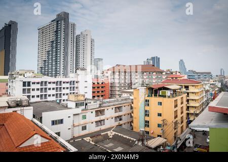 Fotografia che guarda attraverso i tetti della città di Pattaya, Thailandia. Preso da Soi Buakhao guardando verso la zona della spiaggia. Foto Stock