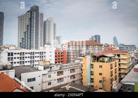 Fotografia che guarda attraverso i tetti della città di Pattaya, Thailandia. Preso da Soi Buakhao guardando verso la zona della spiaggia. Foto Stock