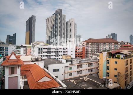 Fotografia che guarda attraverso i tetti della città di Pattaya, Thailandia. Preso da Soi Buakhao guardando verso la zona della spiaggia. Foto Stock