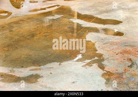 Parcheggio inondato di acqua a causa di perdite esterne Foto Stock