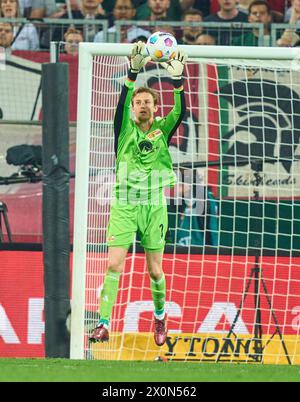 Frederik Roennow, Union Berlin 1 nella partita FC AUGSBURG - 1. FC Union Berlin 2-0 il 12 aprile 2024 ad Augusta, Germania. Stagione 2023/2024, 1.Bundesliga, FCA, giorno di partita 29, 29.Spieltag fotografo: Immagini ddp / STAR-images - LE NORMATIVE DFL VIETANO QUALSIASI USO DI FOTOGRAFIE come SEQUENZE DI IMMAGINI e/o QUASI-VIDEO - Foto Stock