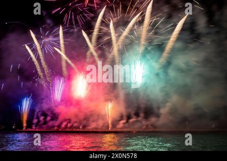 Spettacolari fuochi d'artificio durante l'anniversario annuale dell'Armata nell'isola di Spetses, in Grecia, la rappresentazione di una battaglia navale a Spetses del 1822. Foto Stock