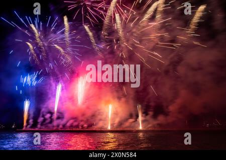 Spettacolari fuochi d'artificio durante l'anniversario annuale dell'Armata nell'isola di Spetses, in Grecia, la rappresentazione di una battaglia navale a Spetses del 1822. Foto Stock