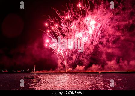 Spettacolari fuochi d'artificio durante l'anniversario annuale dell'Armata nell'isola di Spetses, in Grecia, la rappresentazione di una battaglia navale a Spetses del 1822. Foto Stock