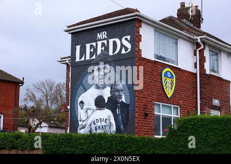 Leeds, Regno Unito. 13 aprile 2024. Una casa fuori da Elland Road, sede del Leeds United durante la partita del campionato EFL di Leeds United con un murale e un badge del club prima della partita del Leeds United FC contro Blackburn Rovers FC a Elland Road, Leeds, Inghilterra, Regno Unito il 13 aprile 2024 credito: ogni secondo Media/Alamy Live News Foto Stock