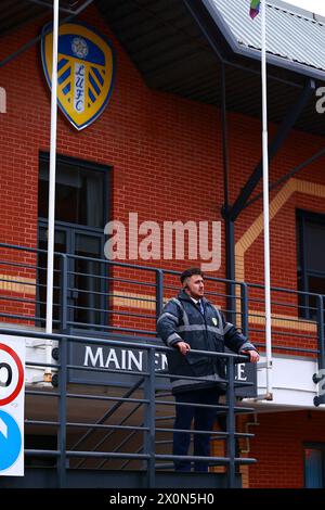 Leeds, Regno Unito. 13 aprile 2024. Un membro della sicurezza attende i tifosi prima della partita del Leeds United FC contro Blackburn Rovers FC per il titolo EFL a Elland Road, Leeds, Inghilterra, Regno Unito il 13 aprile 2024 Credit: Every Second Media/Alamy Live News Foto Stock