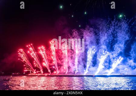 Spettacolari fuochi d'artificio durante l'anniversario annuale dell'Armata nell'isola di Spetses, in Grecia, la rappresentazione di una battaglia navale a Spetses del 1822. Foto Stock