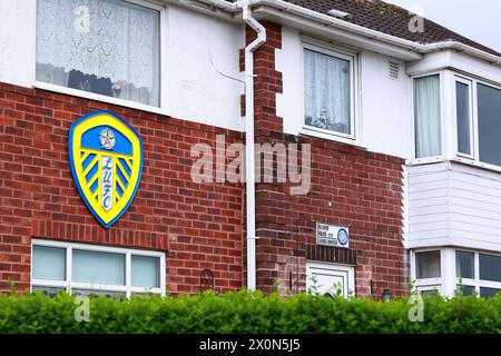 Leeds, Regno Unito. 13 aprile 2024. Una casa fuori da Elland Road, sede del Leeds United durante la partita con il Leeds United e il cartello stradale di Elland Road prima della partita del Leeds United FC contro Blackburn Rovers FC per il campionato EFL a Elland Road, Leeds, Inghilterra, Regno Unito il 13 aprile 2024 credito: ogni secondo Media/Alamy Live News Foto Stock