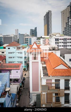 Fotografia che guarda attraverso i tetti della città di Pattaya, Thailandia. Preso da Soi Buakhao guardando verso la zona della spiaggia. Foto Stock