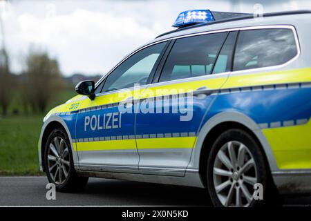 Melle, Germania 23. März 2024: IM Bild: Ein Einsatzfahrzeug, Streifenwagen, der Polizei Osnabrück steht mit Blaulicht und Schriftzug als Straßensperre auf einer Landstraße. Landkreis Osnabrück Niedersachsen *** Melle, Germania 23 marzo 2024 nella foto un veicolo di emergenza, pattuglia, della polizia di Osnabrück sta con luci blu e lettere come un blocco stradale su una strada di campagna nel distretto di Osnabrück bassa Sassonia Copyright: XFotostandx/xGelhotx Foto Stock