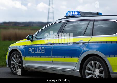 Melle, Germania 23. März 2024: IM Bild: Ein Einsatzfahrzeug, Streifenwagen, der Polizei steht mit Blaulicht und Schriftzug als Straßensperre auf einer Landstraße. Landkreis Osnabrück Niedersachsen *** Melle, Germania 23 marzo 2024 nella foto un veicolo di emergenza, pattuglia, della polizia si trova con luci blu e lettere come un blocco stradale su una strada di campagna nel distretto di Osnabrück bassa Sassonia Copyright: XFotostandx/xGelhotx Foto Stock