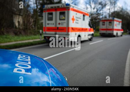 Melle, Germania 23. März 2024: IM Bild: Ein Einsatzfahrzeug, Streifenwagen, der Polizei steht mit Blaulicht und Schriftzug als Straßensperre auf einer Landstraße, im Vordergrund sieht man zwei RTW, Rettungswagen an der Unfallstelle stehen. Landkreis Osnabrück Niedersachsen *** Melle, Germania 23 marzo 2024 nella foto un veicolo di emergenza, pattuglia, della polizia si trova con luci blu e scritte come un blocco stradale su una strada di campagna, in primo piano si possono vedere due ambulanze, ambulanze in piedi sulla scena del distretto degli incidenti di Osnabrück bassa Sassonia Copyright: xFotostandx/x Foto Stock