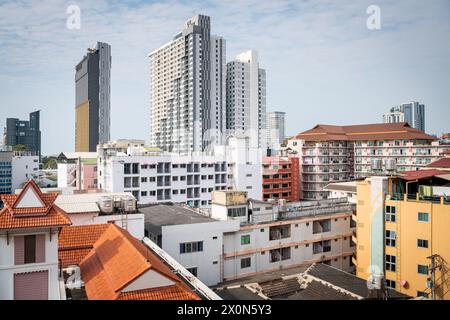 Fotografia che guarda attraverso i tetti della città di Pattaya, Thailandia. Preso da Soi Buakhao guardando verso la zona della spiaggia. Foto Stock