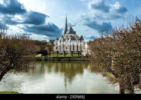 Nemours. Chiesa di Saint-Jean-Baptiste sul fiume Loing. Dipartimento Seine-et Marne. Ile-de-France. Francia. Europa Foto Stock