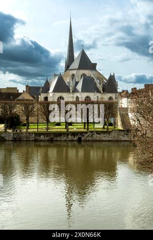 Nemours. Chiesa di Saint-Jean-Baptiste sul fiume Loing. Dipartimento Seine-et Marne. Ile-de-France. Francia. Europa Foto Stock