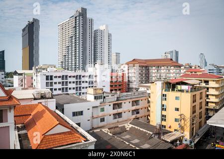 Fotografia che guarda attraverso i tetti della città di Pattaya, Thailandia. Preso da Soi Buakhao guardando verso la zona della spiaggia. Foto Stock