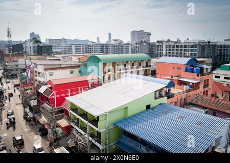 Fotografia che guarda attraverso i tetti della città di Pattaya, Thailandia. Preso da Soi Buakhao guardando verso la zona della spiaggia. Foto Stock