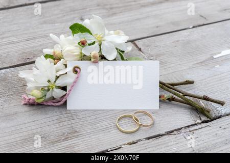 Rami di mele in fiore e cartoncino con spazio per le copie su uno sfondo di legno Foto Stock