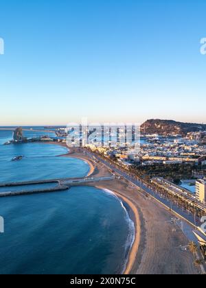 La spiaggia di Barcellona in inverno. L'abbraccio invernale trasforma la spiaggia di Barcellona in un tranquillo capolavoro mentre il sole sorge sulle sabbie incontaminate Foto Stock