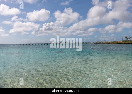 Laguna spagnola di Aruba, con una vista distante dell'Isola di De Palm Foto Stock