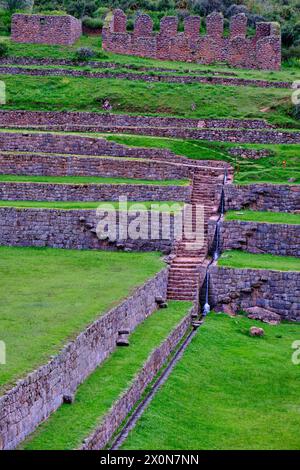 Perù, provincia di Cuzco, Tipon, sito archeologico inca dedicato all'acqua che fornisce 12 terrazze grazie ad un ingegnoso sistema di tubazioni Foto Stock