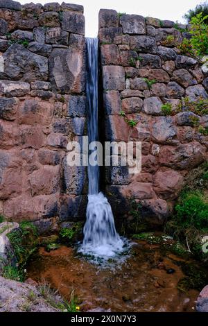 Perù, provincia di Cuzco, Tipon, sito archeologico inca dedicato all'acqua che fornisce 12 terrazze grazie ad un ingegnoso sistema di tubazioni Foto Stock