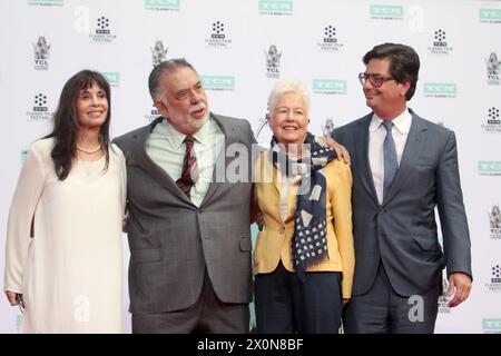 Eleanor Coppola Dead at 87 HOLLYWOOD, CA - APRILE 29: Talia Shire, Francis Ford Coppola, Eleanor Coppola, Roman Coppola nella foto al TCM Classic Film Festival 2016 Hand and Footprint Ceremony in onore di Francis Ford Coppola al TCL Chinese Theatre IMAX il 29 aprile 2016. CAP/MPI/DE/MPI/ Hollywood California Stati Uniti Copyright: XDavidxEdwards/MPI/CapitalxPicetex Foto Stock