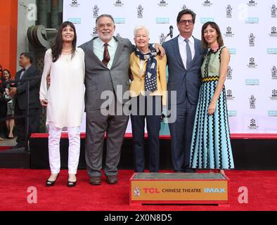 Eleanor Coppola morta il 87 29 aprile 2016 - Hollywood, California - Talia Shire, Francis Ford Coppola, Eleanor Coppola, Roman Coppola e Gia Coppola. Turner Classic Movies alias TCM Honors Academy Award, il regista Francis Ford Coppola con cerimonia a mano e impronta presso il TCL Chinese Theatre IMAX. CAP/ADM/SAM SAM/ADM/ Hollywood CA Stati Uniti Copyright: XSammi/ADM/CapitalxPicetex Foto Stock