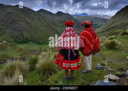 Perù, provincia di Cuzco, Valle Sacra degli Incas, comunità andine, contadini quechua Foto Stock