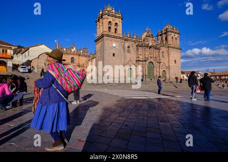 Perù, provincia di Cuzco, Cuzco, patrimonio dell'umanità dell'UNESCO, Plaza de Armas, cattedrale di Notre-Dame-de-l'Assomption in stile barocco coloniale Foto Stock