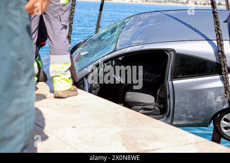 Zara, Croazia. 13 aprile 2024. Una gru trascina un'auto fuori dal mare a Zara, in Croazia, il 13 aprile 2024. Un'auto scivola in mare da un parcheggio nelle vicinanze. Foto: Sime Zelic/PIXSELL credito: Pixsell/Alamy Live News Foto Stock