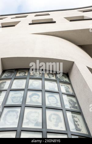 Esterno dell'ex fabbrica di smalto Schindler a Cracovia, Polonia. Le fotografie sono dei lavoratori ebrei che erano impiegati da Oskar Schindler. Foto Stock