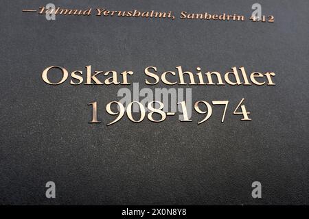 Targa dedicata all'industriale tedesco e membro del partito nazista Oskar Schindler sul muro dell'ex fabbrica di smalti Schindler a Cracovia, in Polonia Foto Stock