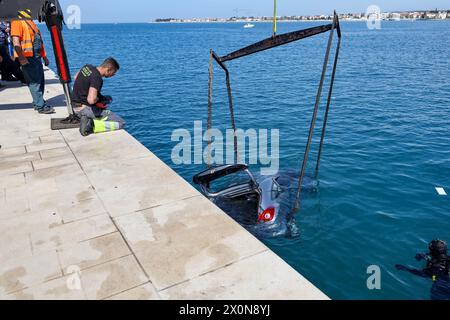 Zara, Croazia. 13 aprile 2024. Una gru trascina un'auto fuori dal mare a Zara, in Croazia, il 13 aprile 2024. Un'auto scivola in mare da un parcheggio nelle vicinanze. Foto: Sime Zelic/PIXSELL credito: Pixsell/Alamy Live News Foto Stock