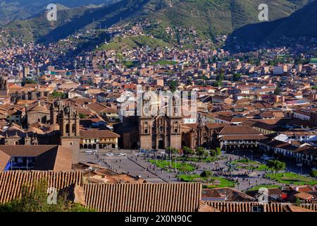 Perù, provincia di Cuzco, Cuzco, patrimonio dell'umanità dell'UNESCO, vista sul centro storico e su Plaza de Armas Foto Stock