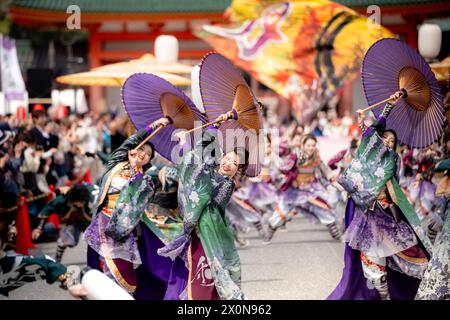 Kyoto, Giappone - marzo 31 2024: Festival Kyoto Sakura Yosakoi ( Sakuyosa ). Ballerini che ballano lungo una strada nell'area di Okazaki intorno al Santuario Heian. Foto Stock